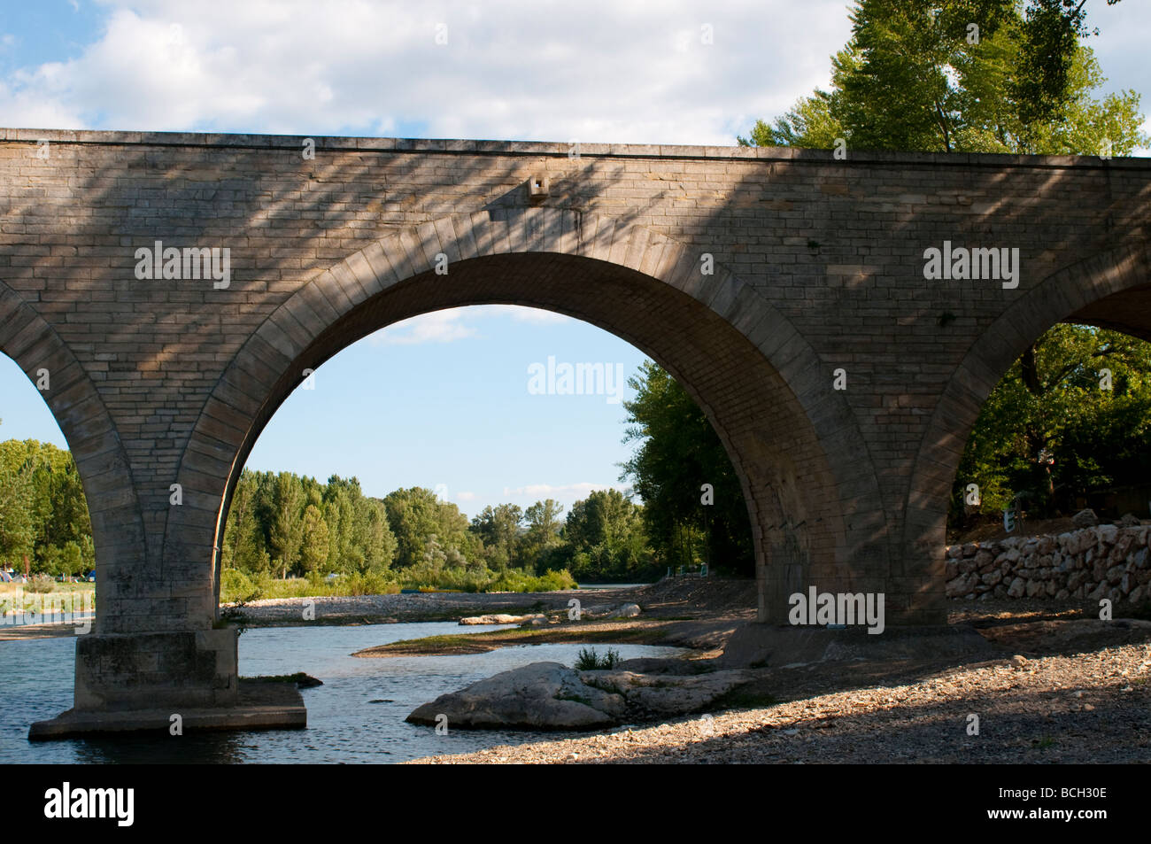 Pont sur la rivière Cèze Languedoc France Banque D'Images