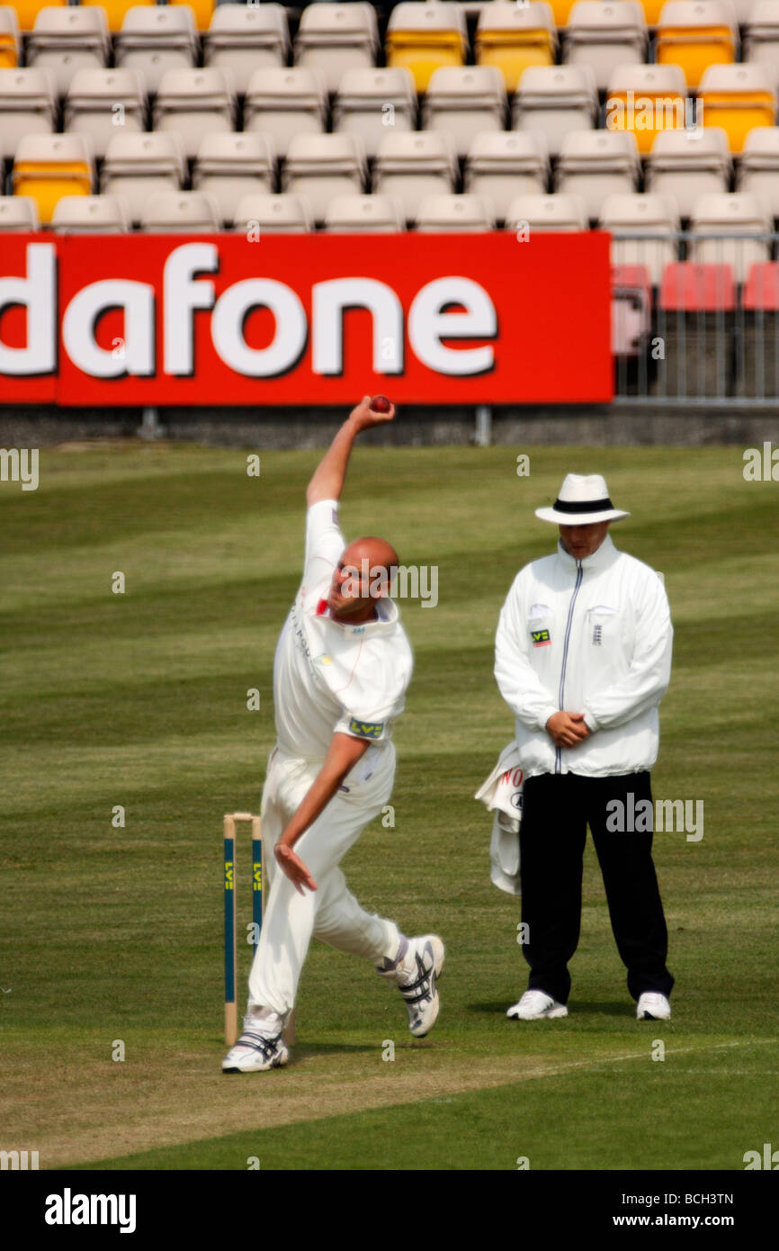 Fast Bowler David Harrison bowling pour le championnat du comté de Glamorgan en Banque D'Images