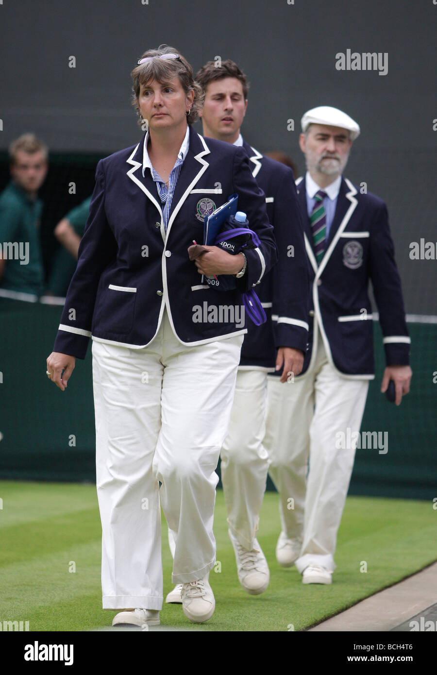 Juges de marcher sur le Court Central au Wimbledon 2009 Tournoi de tennis Banque D'Images