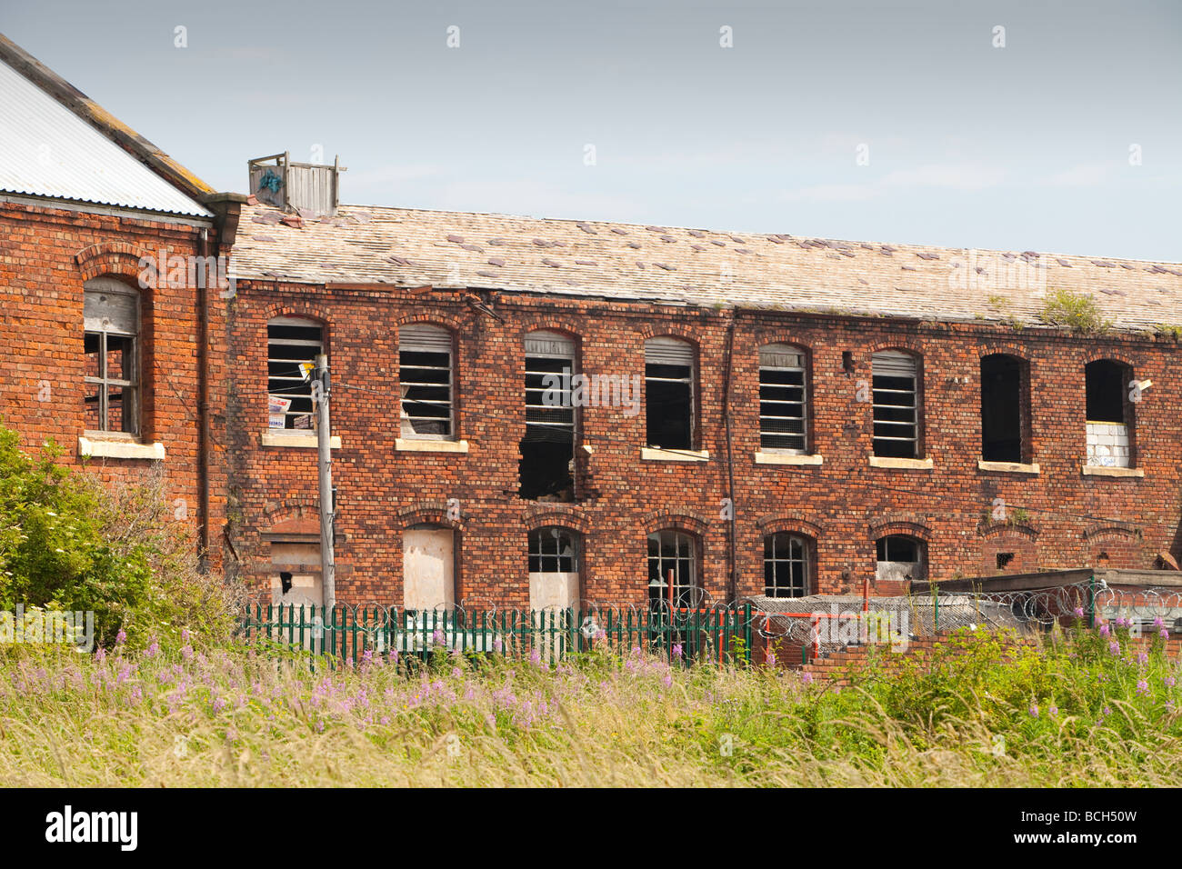 Les bâtiments industriels abandonnés dans la région de Barrow in Furness Cumbria UK Banque D'Images