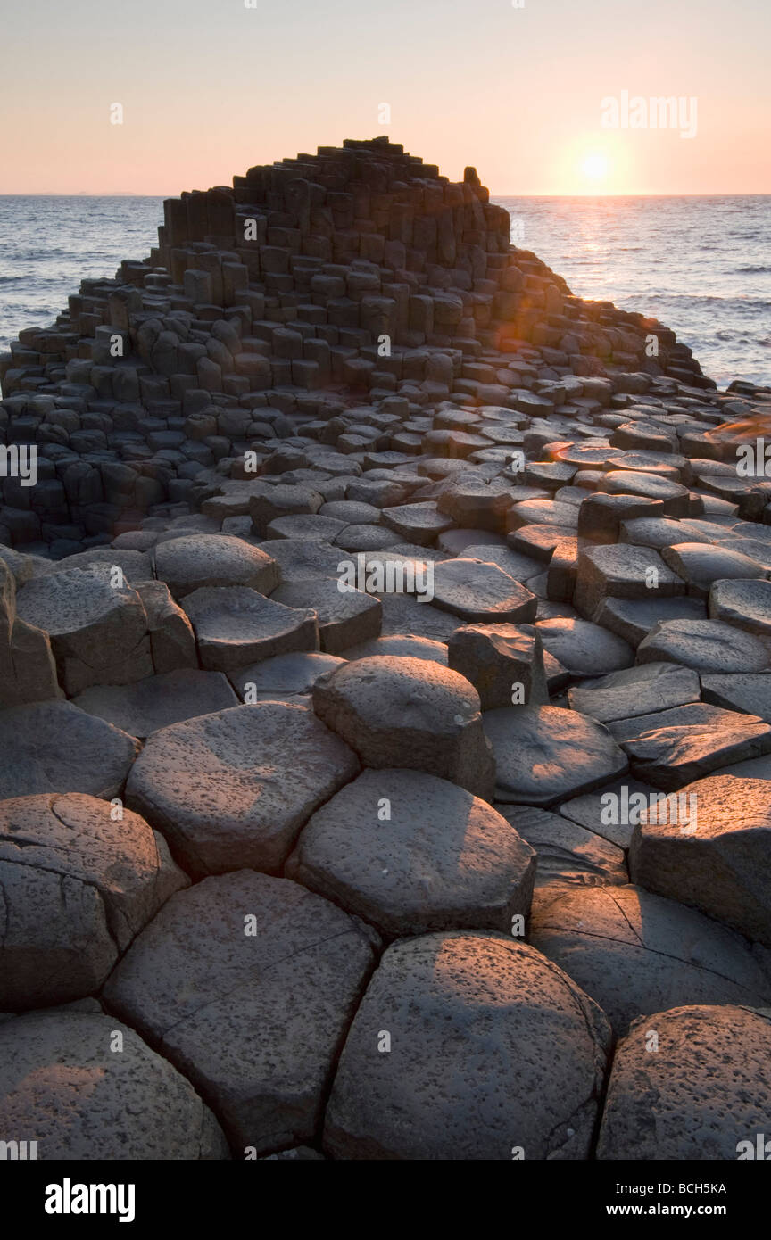 Coucher du soleil et de basalte colonnaire, Giant's Causeway , Site du patrimoine mondial, le comté d'Antrim, en Irlande du Nord Banque D'Images