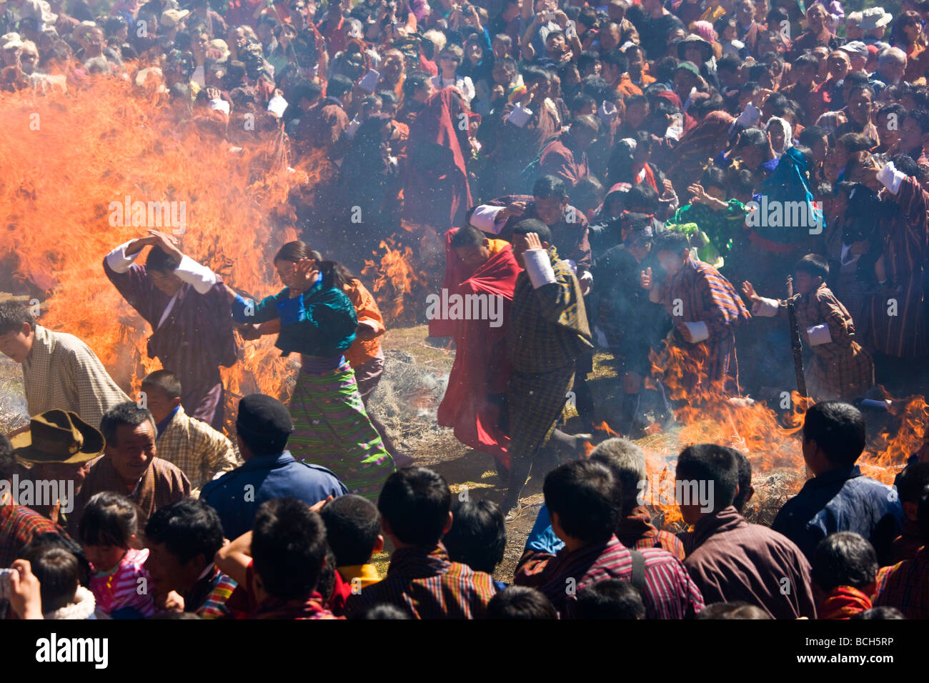L'exécution par le feu d'être purifié Thangbi Jaker Vallée de Bumthang Bhoutan Festival Banque D'Images