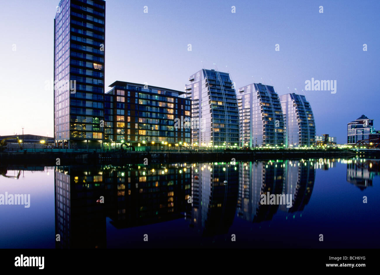Les bâtiments et les quais à NV Salford Quays, Manchester, Angleterre, RU Banque D'Images