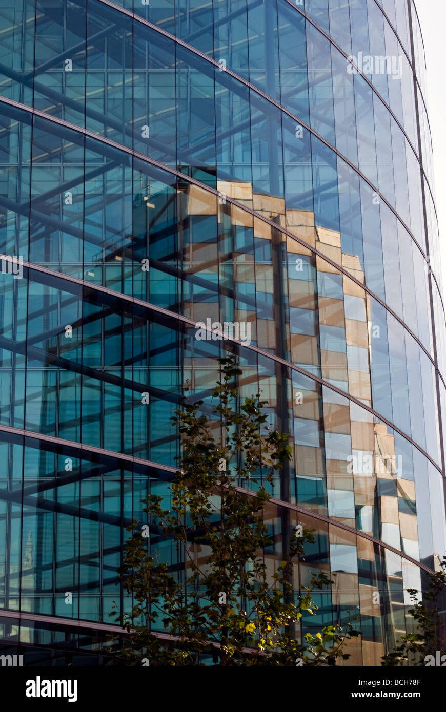 La réflexion de l'immeuble de bureaux au siège de Sainsbury's façade en verre, London, England, UK Banque D'Images