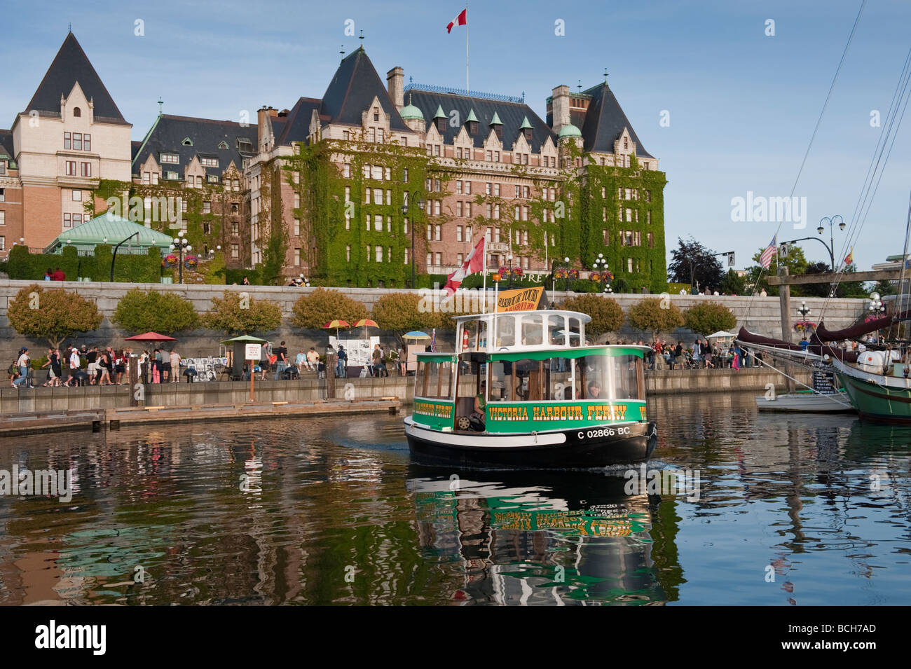 Un bateau-taxi ferries passagers autour du port intérieur de Victoria, C.-B. L'hôtel Empress peut être vu dans le contexte. Banque D'Images