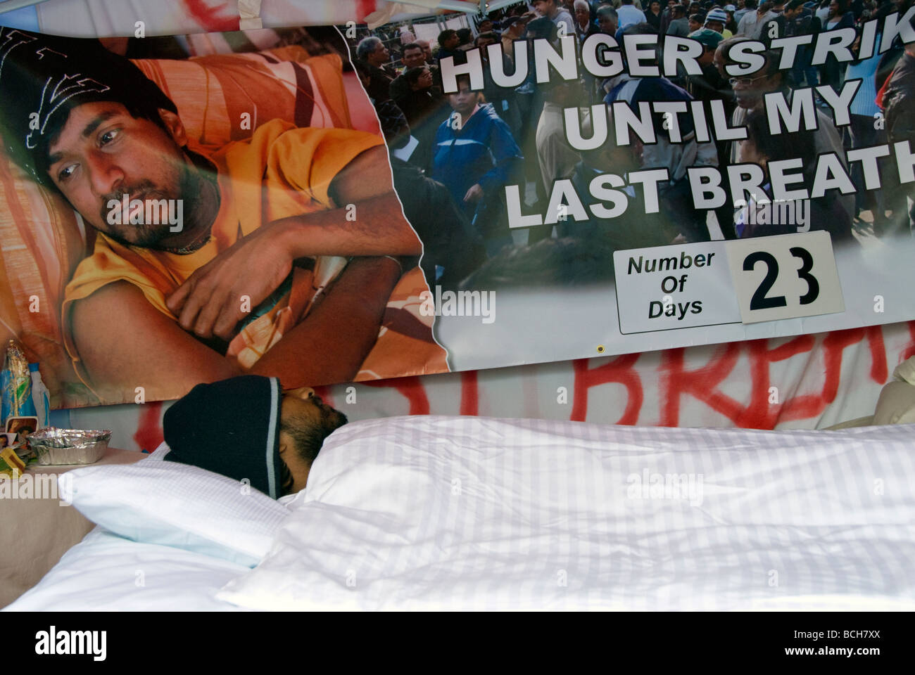 28 ans Prarameswaran Subramaniam en grève de la faim à la place du Parlement concernant le génocide du peuple tamoul au Sri Lanka en avril 2009 Banque D'Images