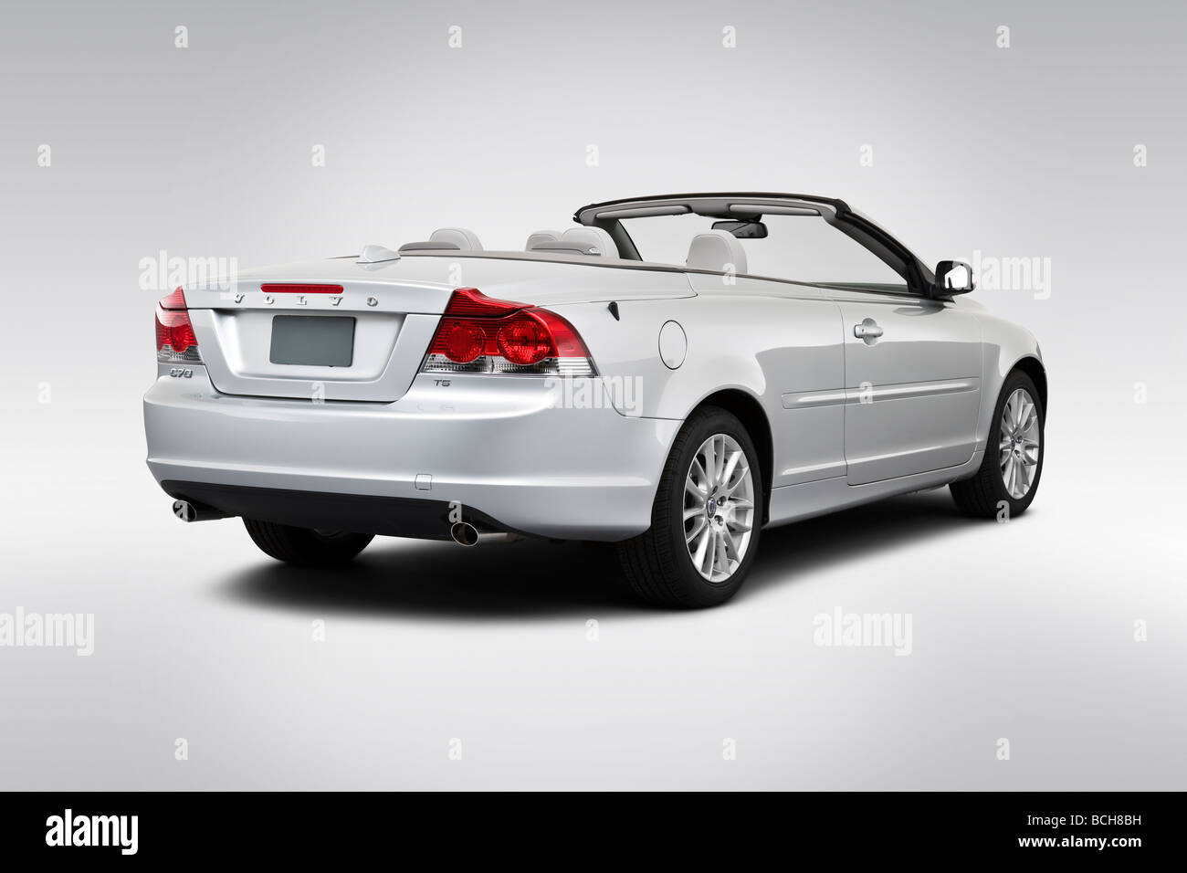 2009 Volvo C70 T5 - Argent UN CV en vue d'angle arrière Banque D'Images