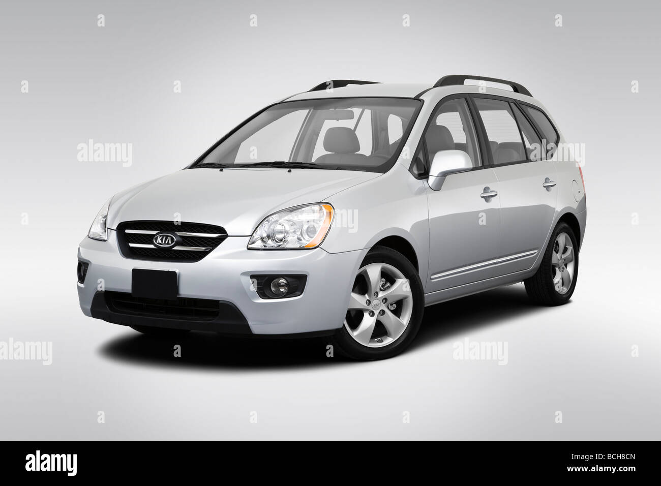 2009 Kia Rondo EX en argent - angle de vue avant Banque D'Images