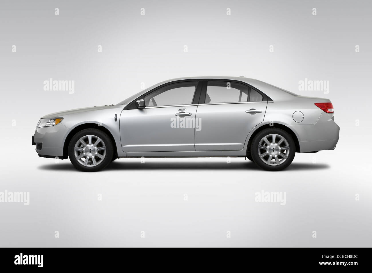 2010 Lincoln MKZ dans l'argent - Pilotes Portrait Banque D'Images