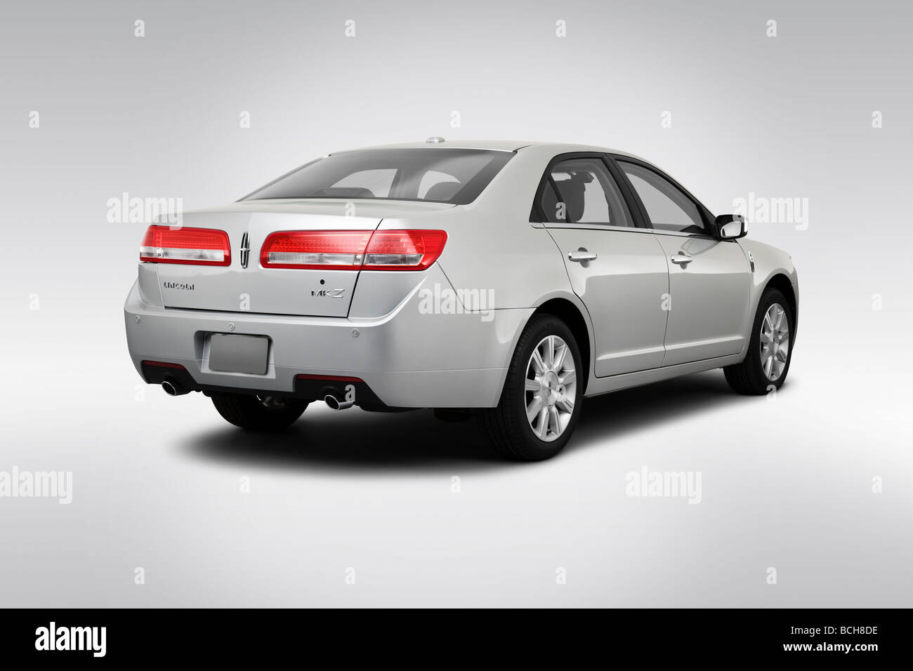 2010 Lincoln MKZ dans l'argent - vue d'angle arrière Banque D'Images