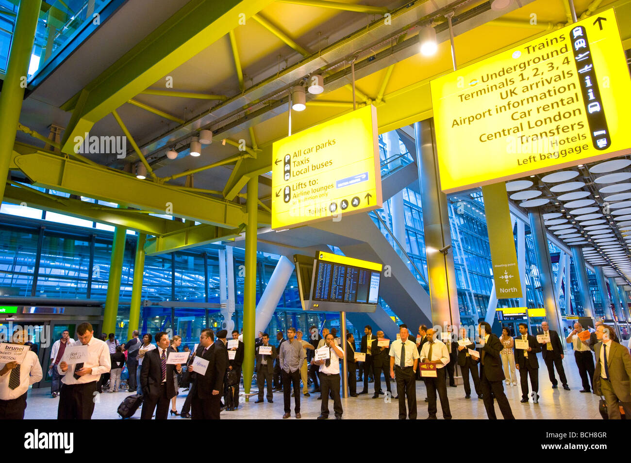 Hall des arrivées du Terminal 5 de l'aéroport Heathrow de Londres, Royaume-Uni Banque D'Images