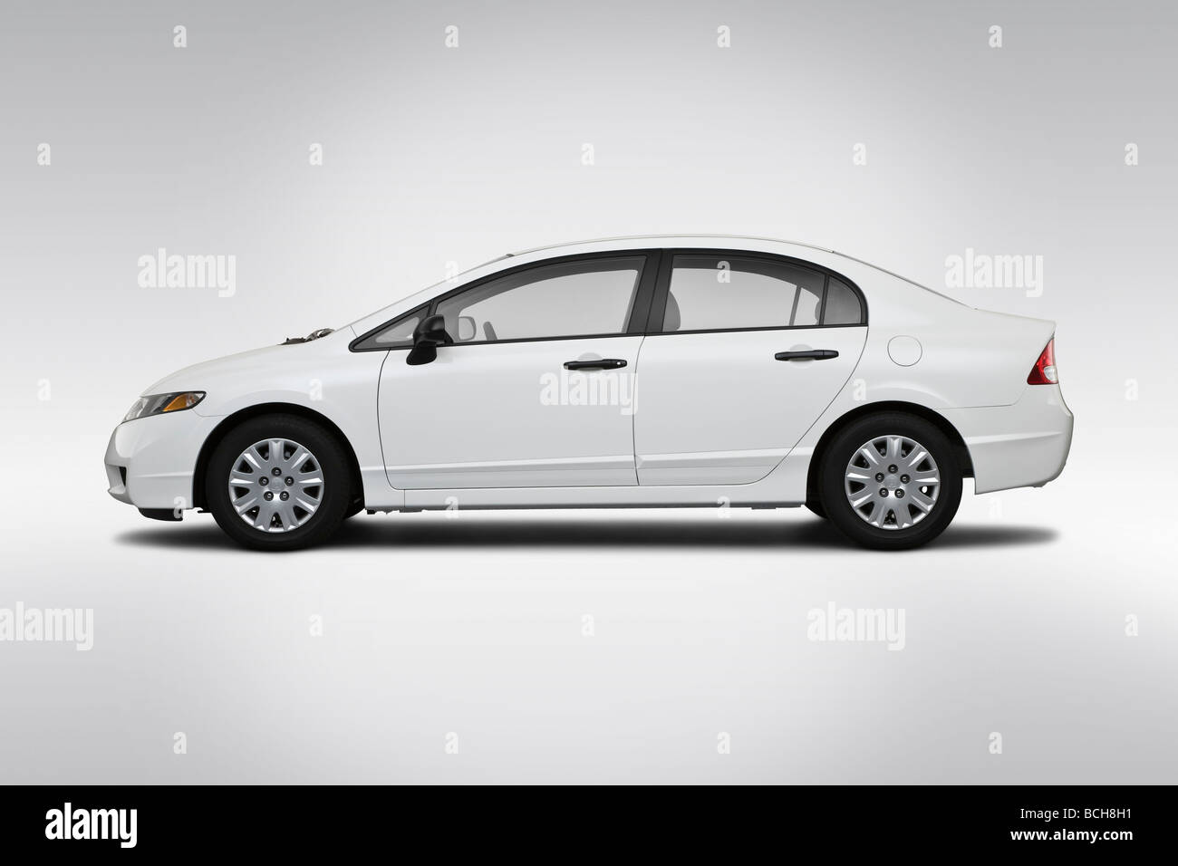 2009 Honda Civic DX en blanc - Pilotes Portrait Banque D'Images