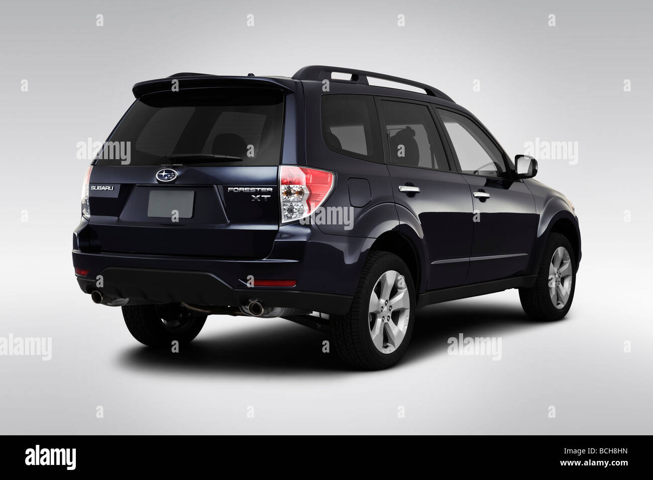 2010 Subaru Forester 2.5XT Prime en vue d'angle arrière - Gris Banque D'Images