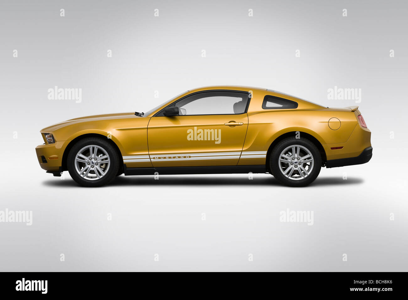 2010 Ford Mustang V6 dans l'or - Pilotes Portrait Banque D'Images