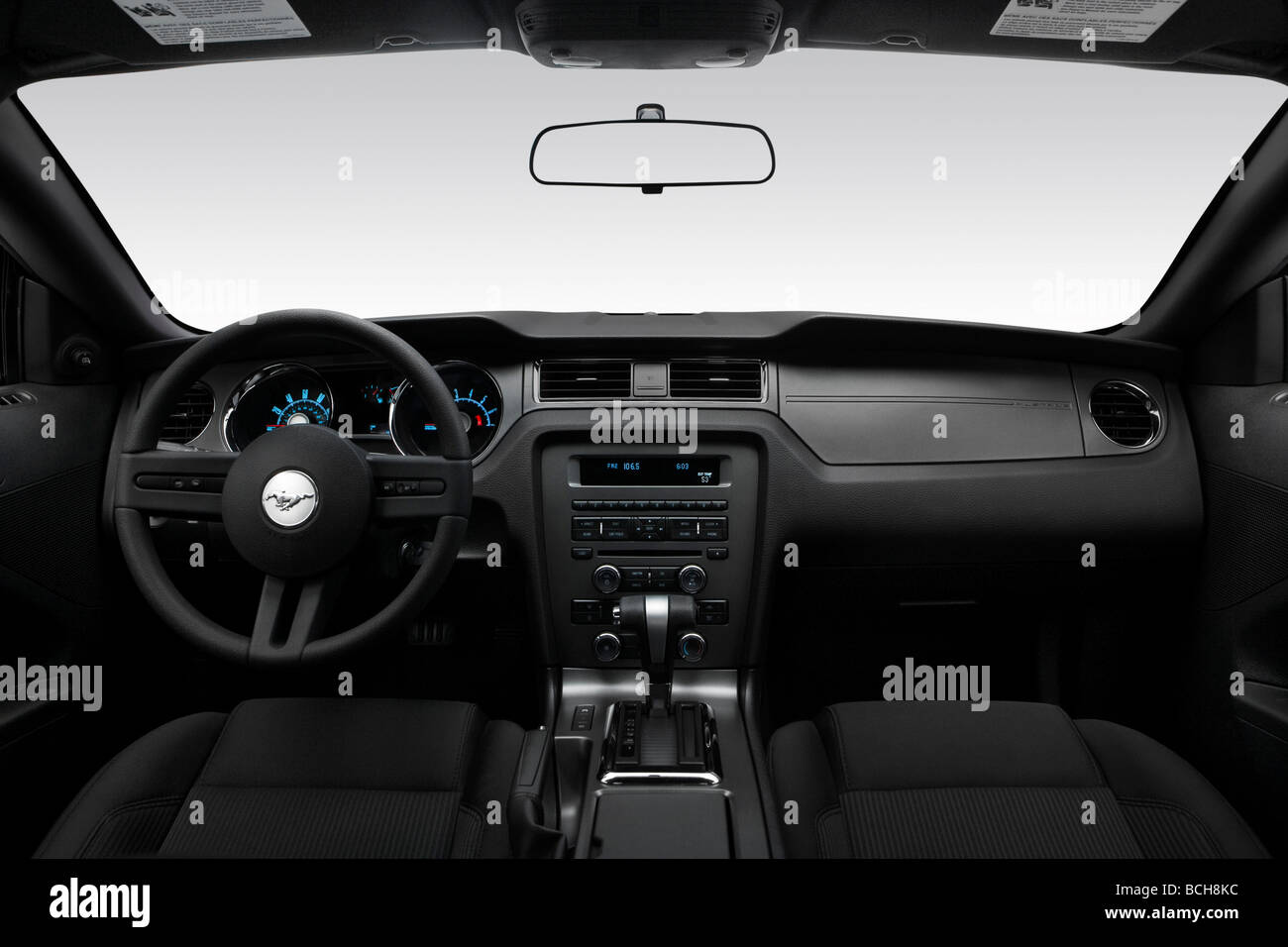 2010 Ford Mustang V6 dans l'Or - Tableau de bord, console centrale, le levier de vitesses voir Banque D'Images