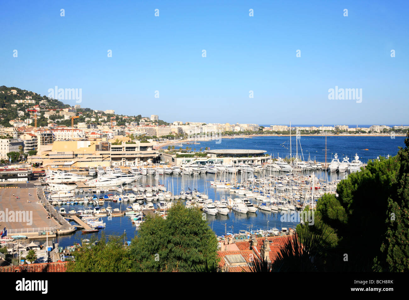 Vieux Port et Palais de Festivals lieu d'exposition pour le Festival de Cannes Banque D'Images