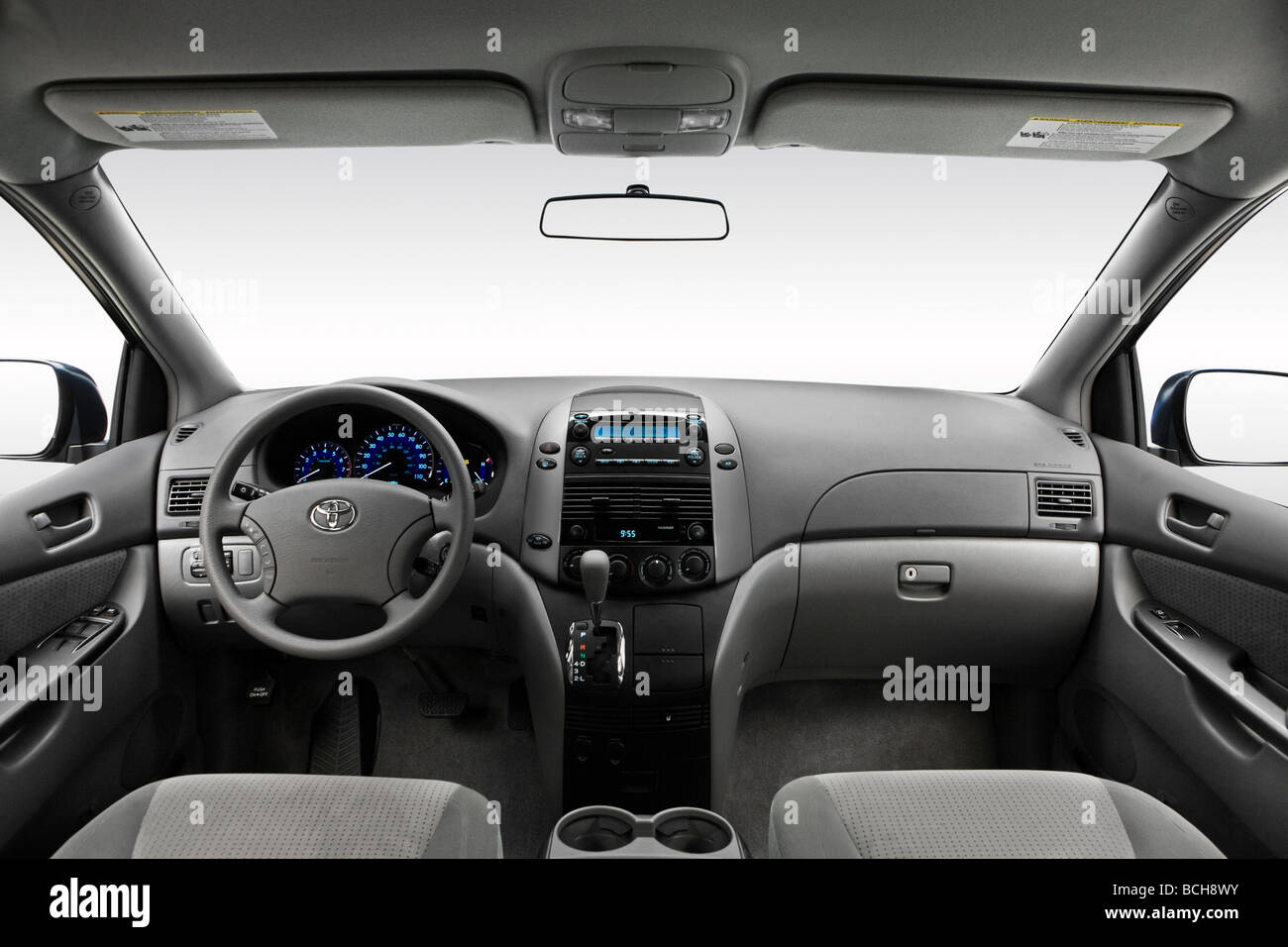 2010 Toyota Sienna LE en bleu - planche de bord, console centrale, le levier de vitesses voir Banque D'Images