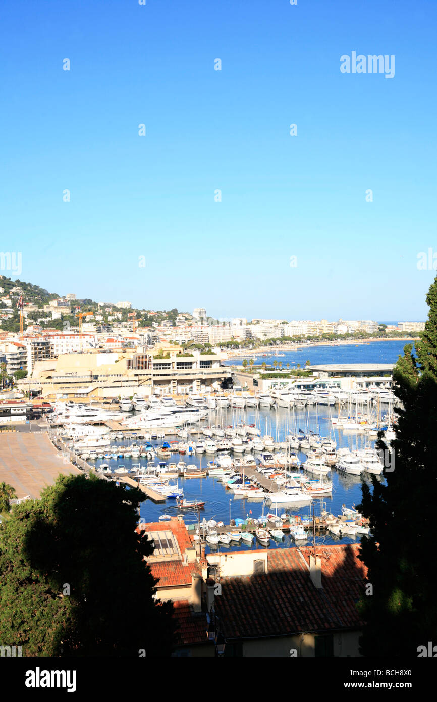 Vieux Port et Palais de Festivals lieu d'exposition pour le Festival de Cannes Banque D'Images