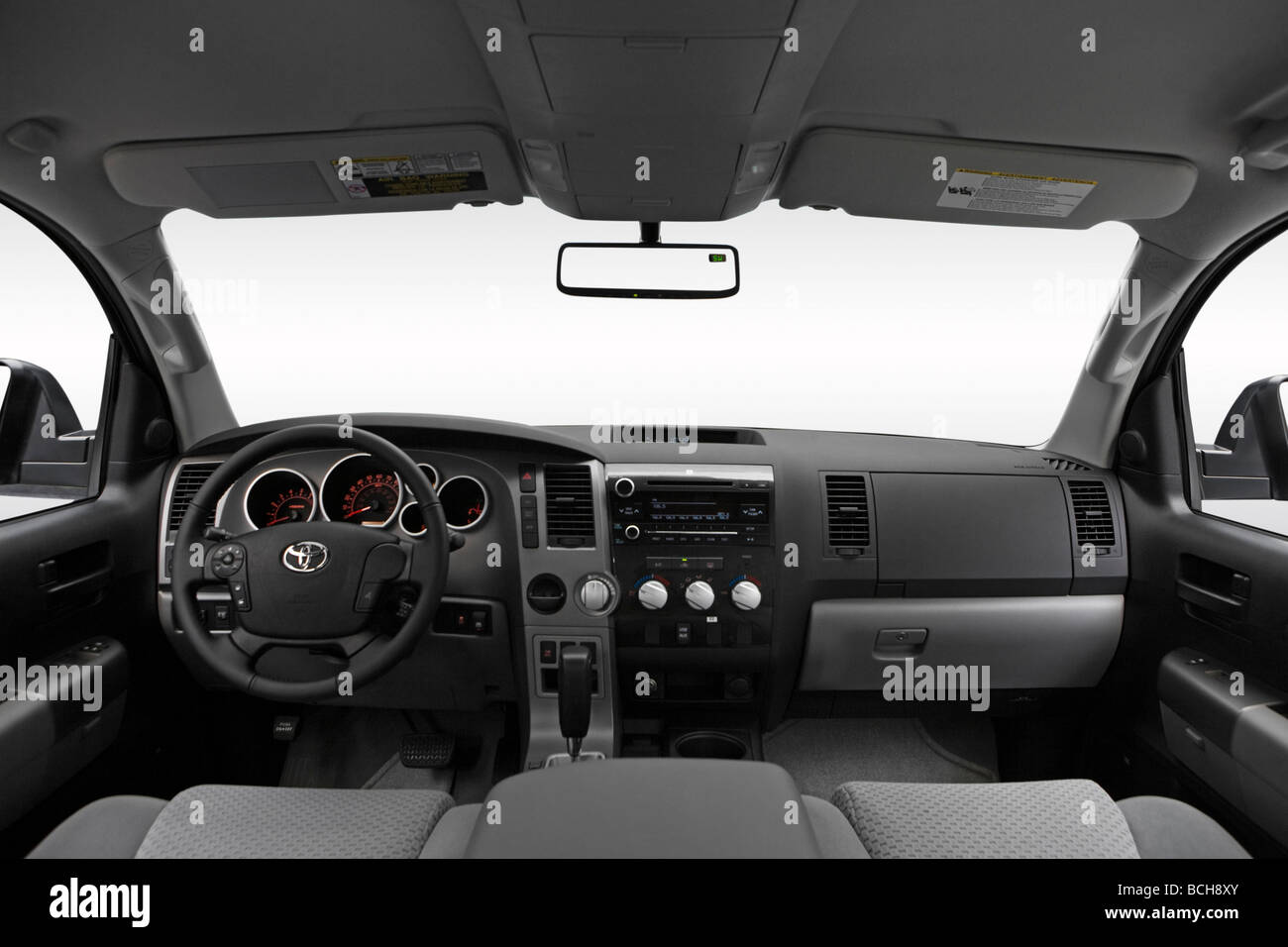 2010 Toyota Tundra CrewMax en argent - planche de bord, console centrale, le levier de vitesses voir Banque D'Images