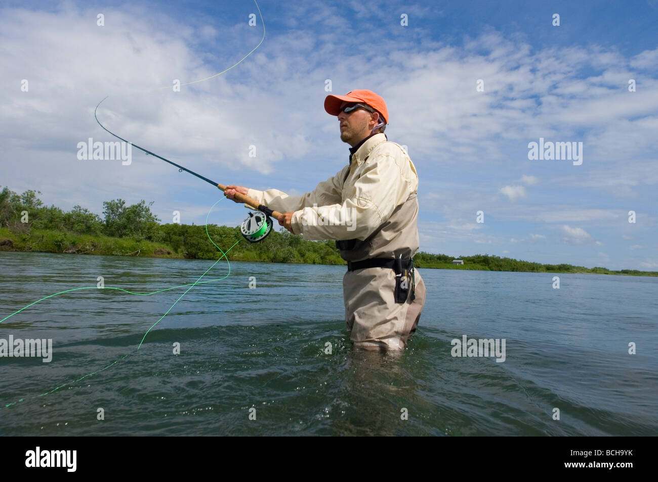 Fly-pêcheur jette une spey à deux mains pour le saumon quinnat de la tige sur la rivière Kanektok Alaska Chugach State Park Banque D'Images