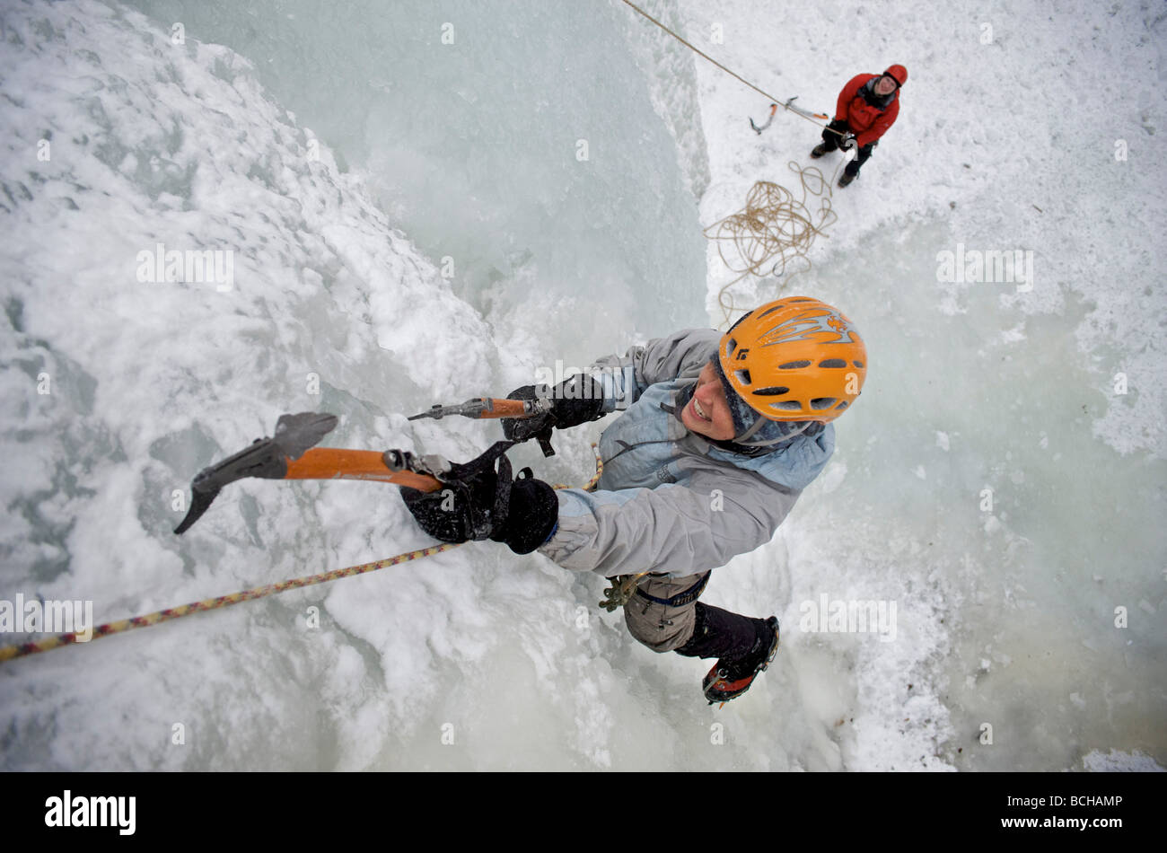 Grimpeur sur glace monte d'ondulation, un populaire de l'escalade de glace au-dessus de la rivière Eklutna dans les montagnes Chugach, Alaska Banque D'Images