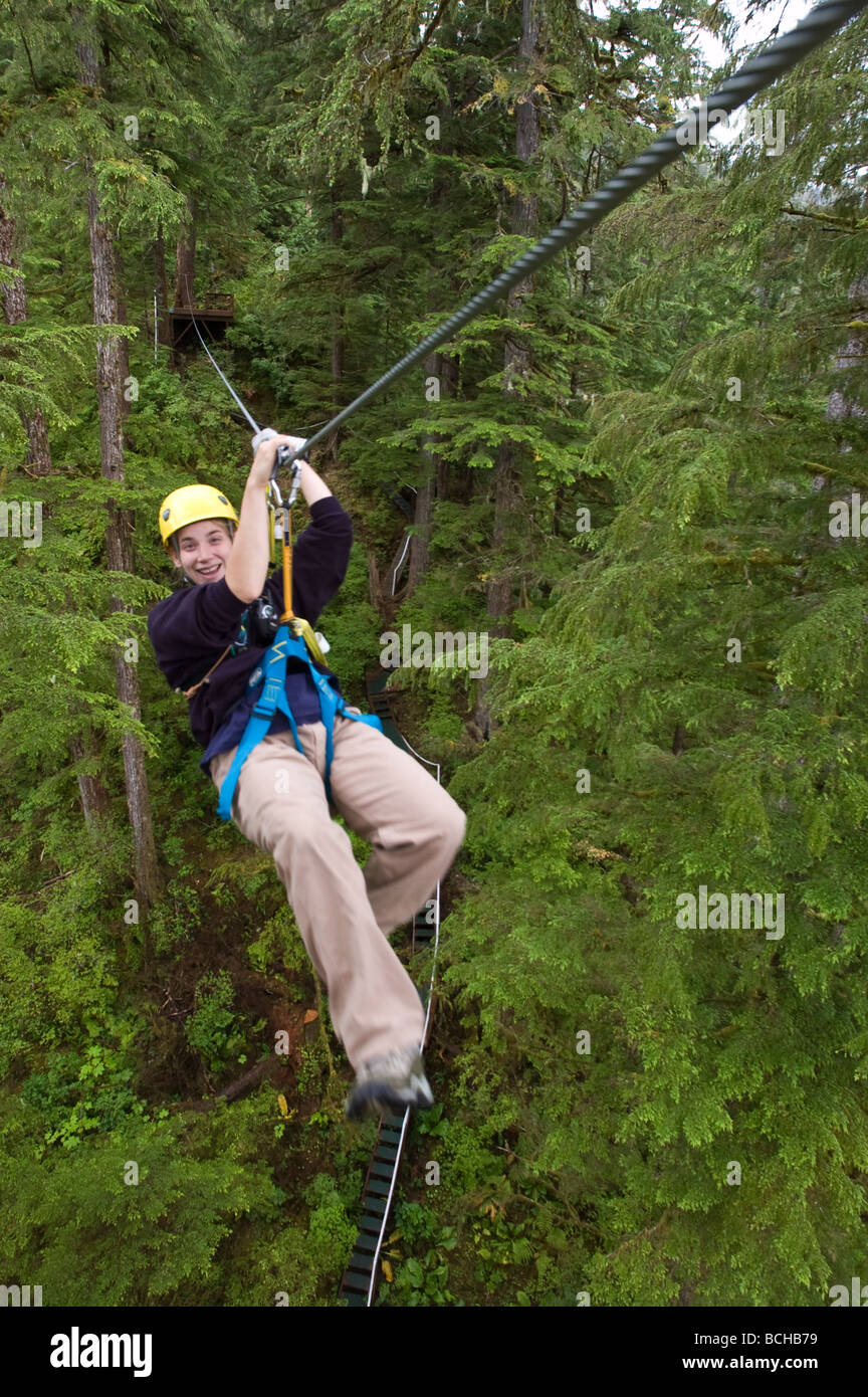 Les rides une tyrolienne à travers la forêt vierge près de Ketchikan, Alaska Banque D'Images