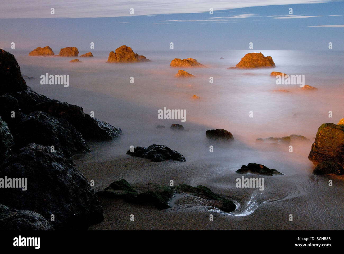 Moonlit seascape de Milady Plage de Biarritz sur la Côte Basque française Banque D'Images