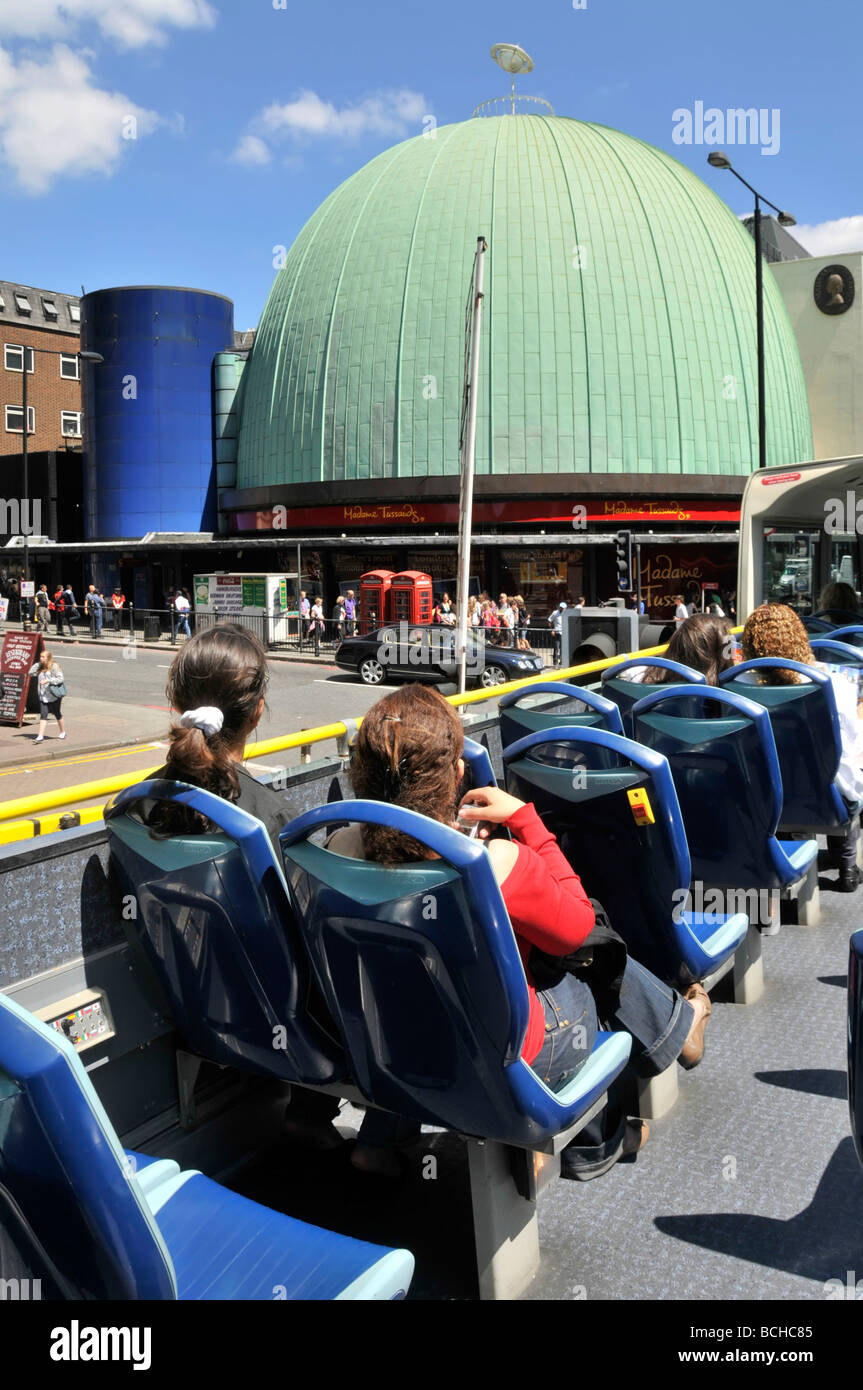 La coupole de l'édifice du musée Madame Tussauds London vu par les touristes en visite en bus à toit ouvert Banque D'Images