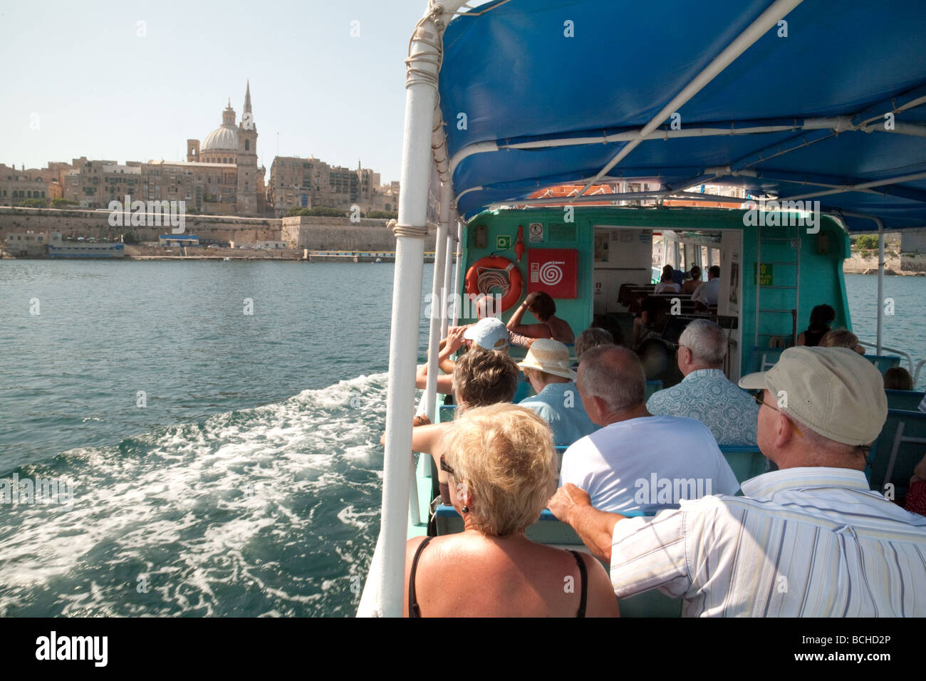 Les passagers sur le ferry pour La Valette Sliema voir l'église des Carmes, La Valette, Malte Banque D'Images