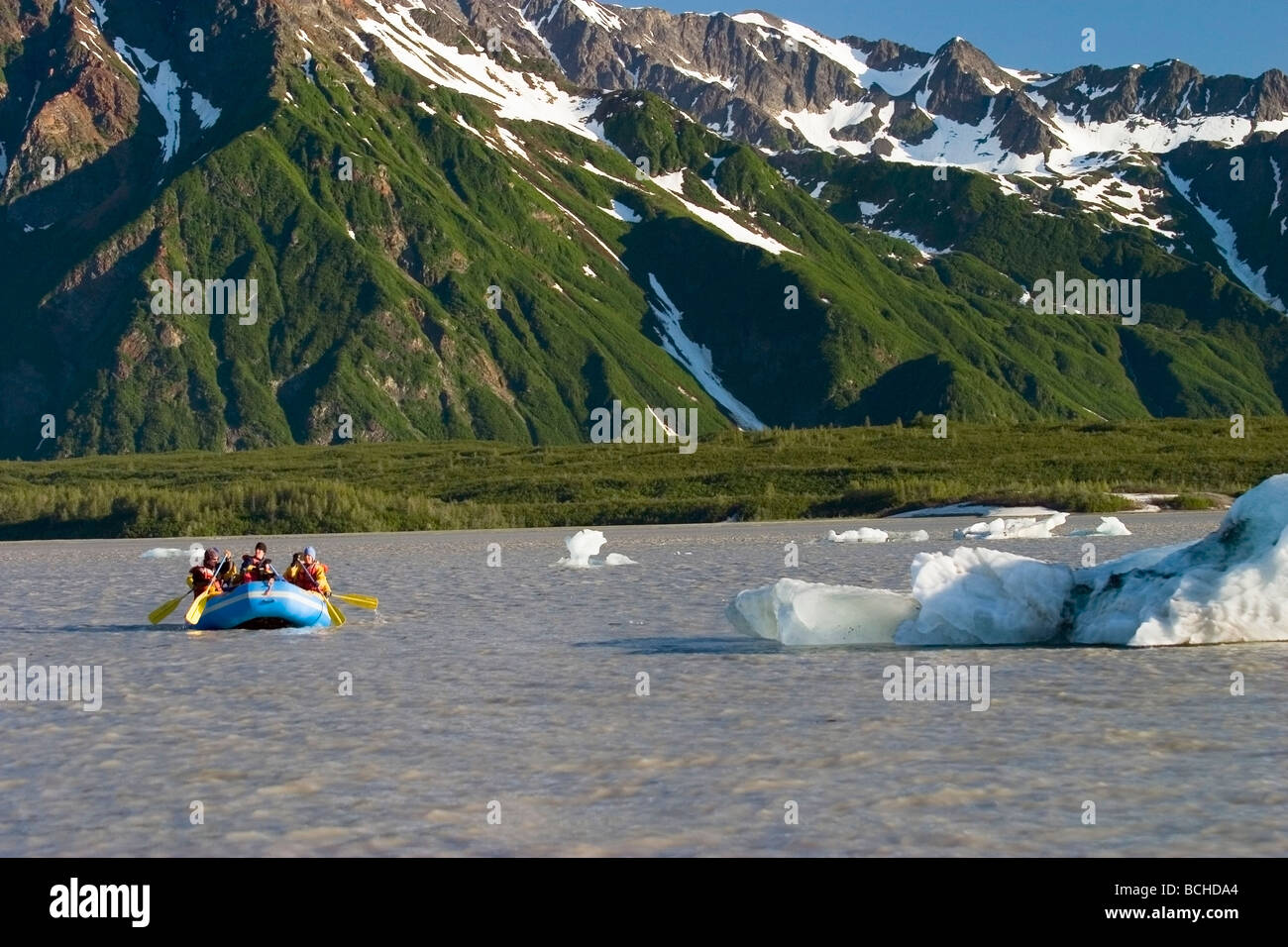 Rafting sur les palettes du groupe Miles Lake pour terminer un 250-mile expedtion dans le bassin de la rivière de cuivre Southeast Alaska summer Banque D'Images