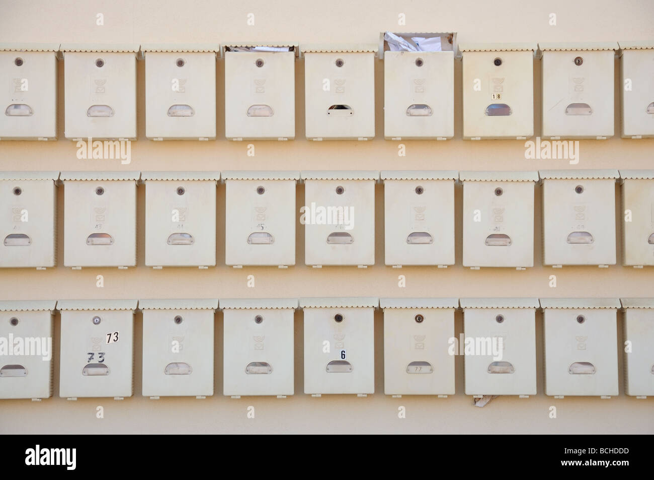 Boîtes aux lettres sur le mur sur un immeuble Banque D'Images