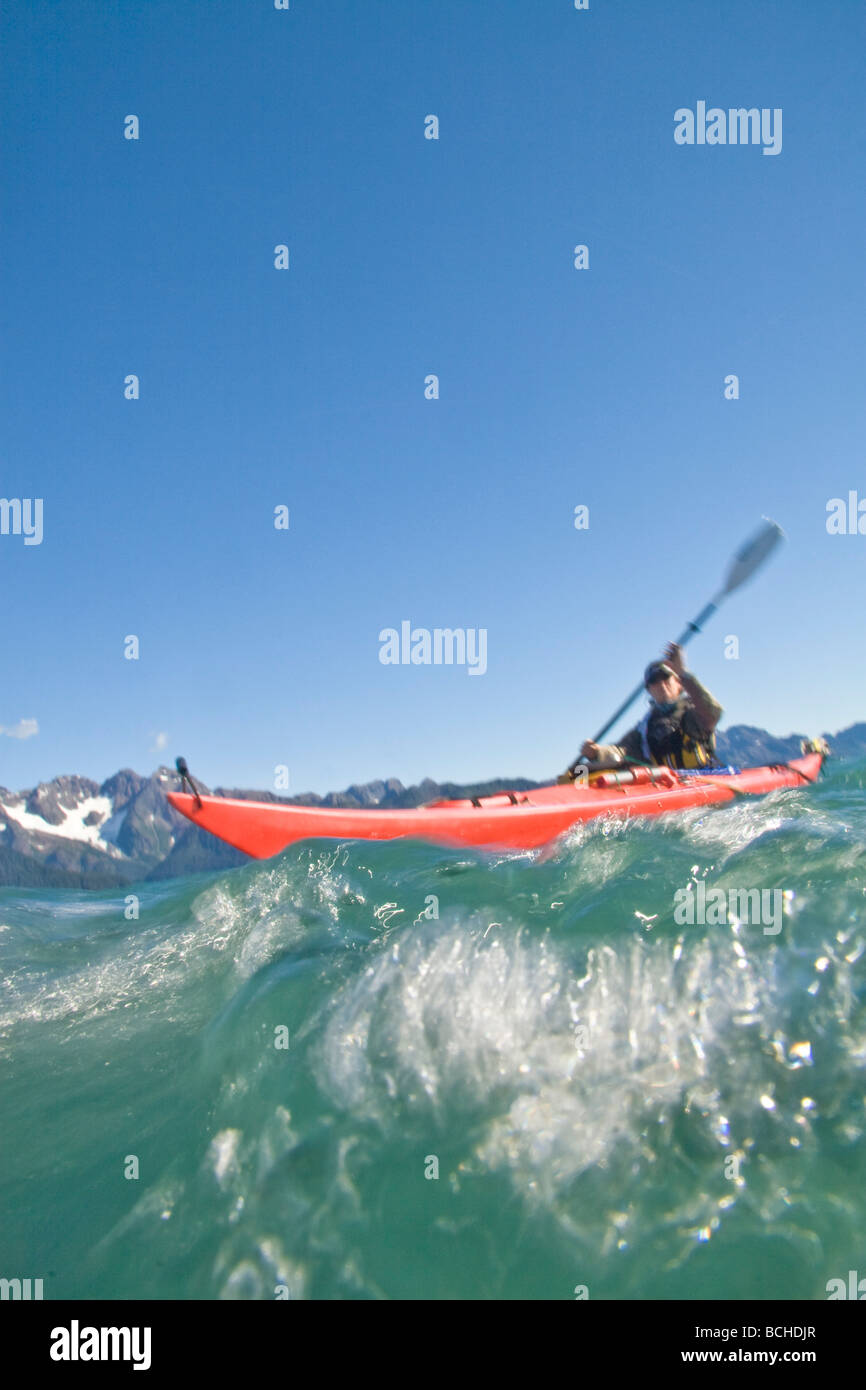 Kayak de mer sur la Résurrection Bay près de Seward. L'été sur la péninsule de Kenai du centre sud de l'Alaska. Banque D'Images