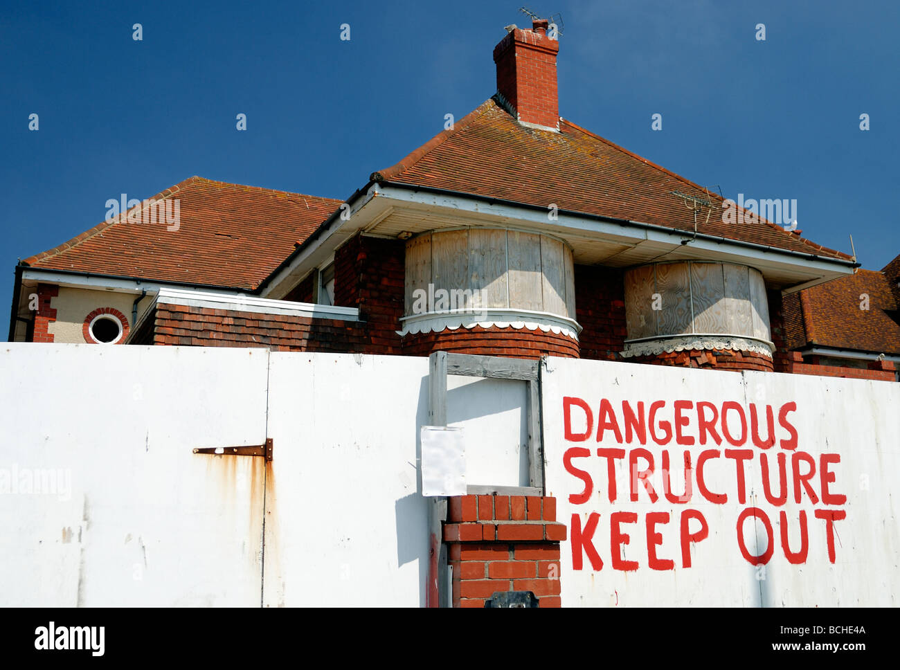 Une maison à l'abandon et barricadèrent Banque D'Images