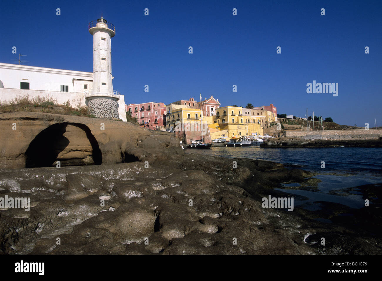 Leuchtturm à Marina de l'île de Ventotene Îles Pontines Kampania Mer Méditerranée Italie Banque D'Images