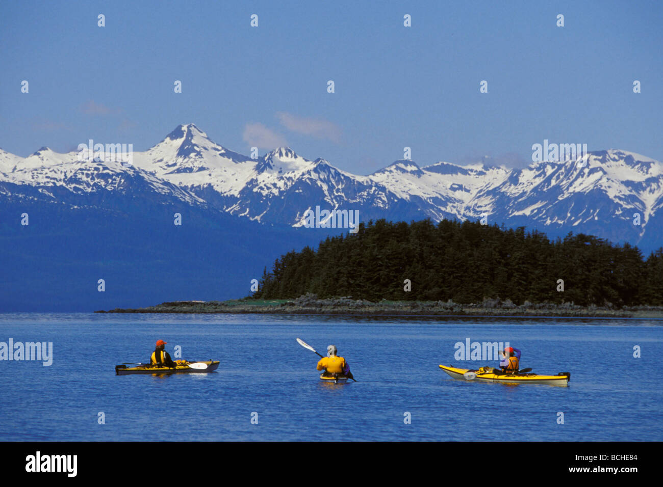 Les kayakistes dans passage préféré de l'été/nInside SE Passage AK Banque D'Images