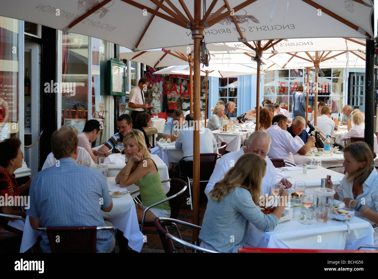 Diners assis à l'extérieur d'un restaurant Banque D'Images