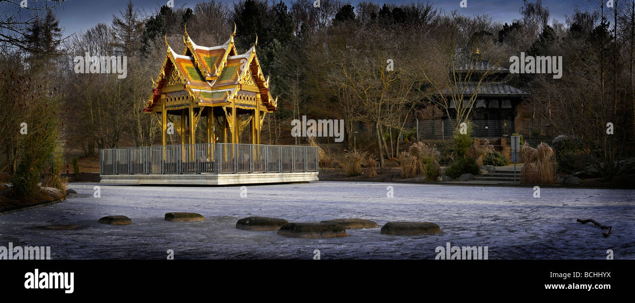 Temple thaïlandais sur la glace Munich Allemagne Banque D'Images