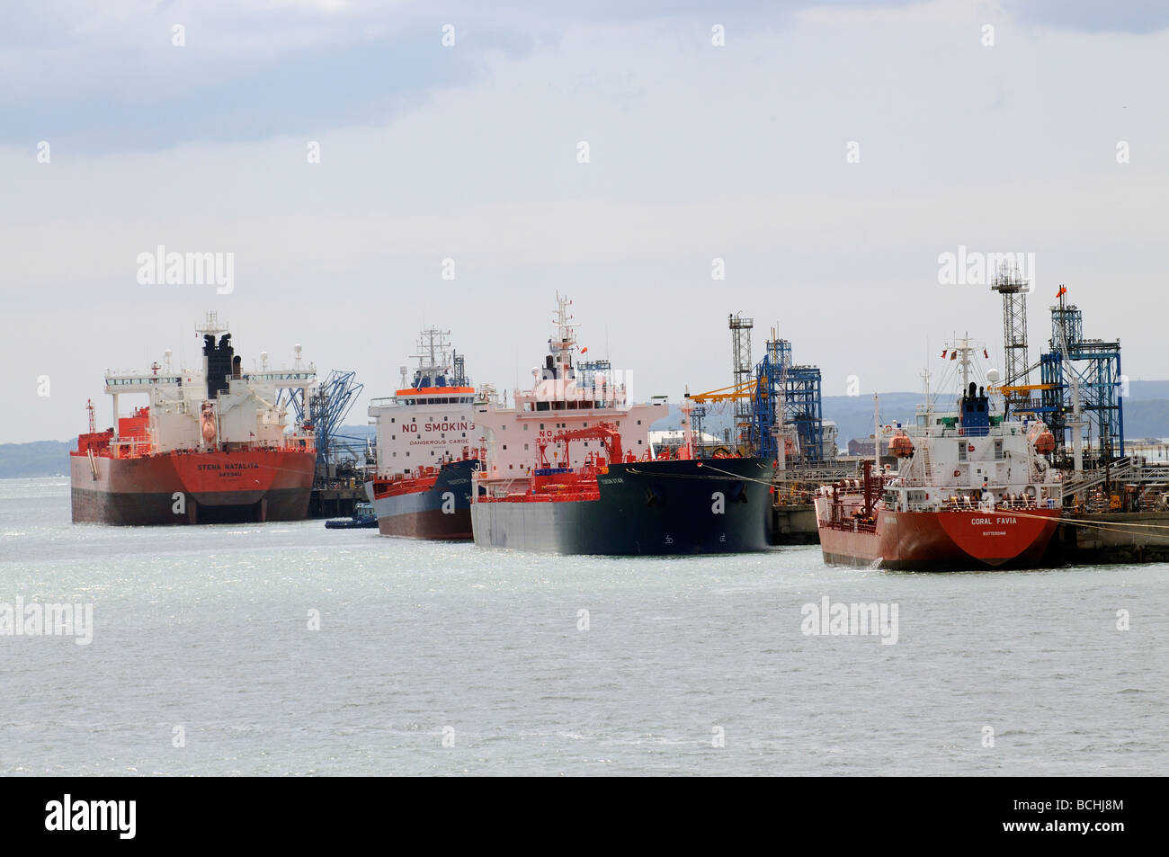 Fawley Terminal maritime de pétrole brut et de Southampton UK aux côtés de navires-citernes pour produits chimiques Banque D'Images