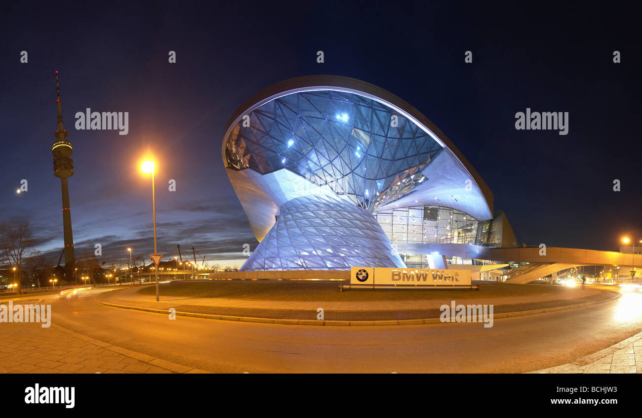 Stock photo architecture futuriste de la nouvelle BMW world au crépuscule Munich Allemagne Banque D'Images