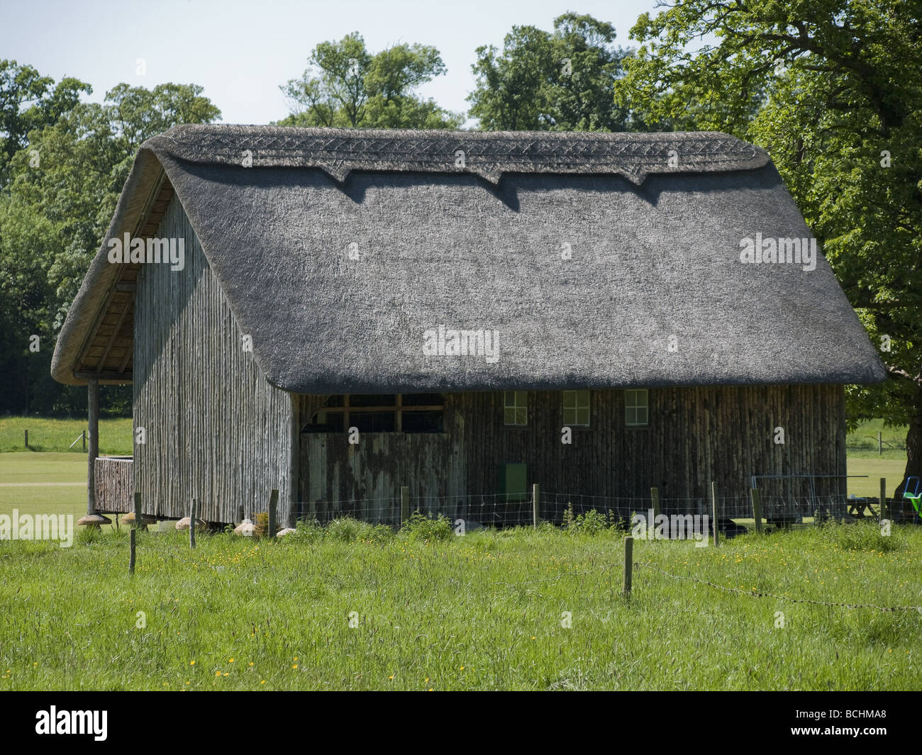 Une vieille grange de chaume sur les Cotswolds utilisé comme un cricket pavillion Banque D'Images Une vieille grange de chaume sur les Cotswolds utilisé comme un cricket pavillion Banque D'Images