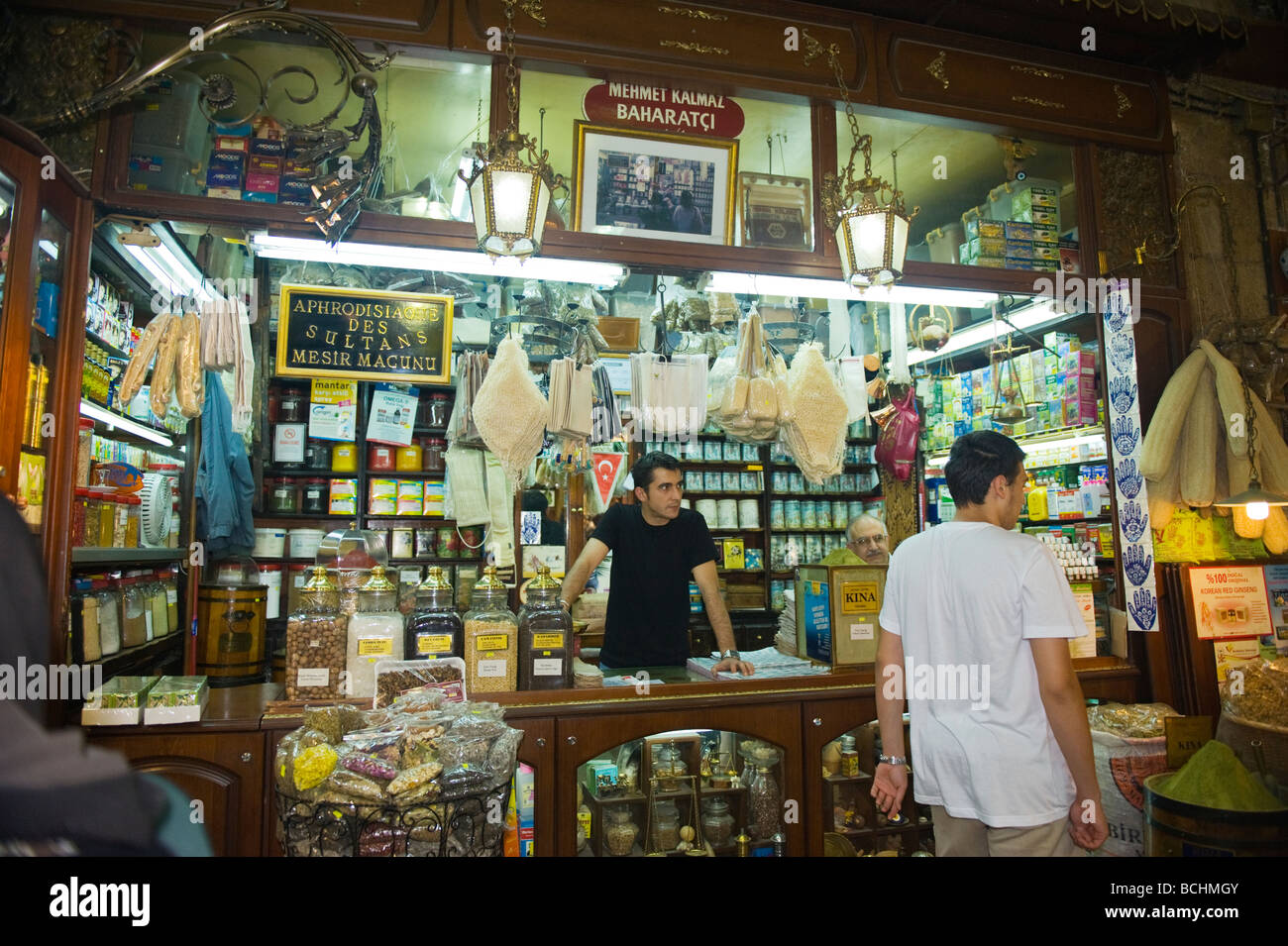 La Turquie , Istanbul , 17e siècle ou Misir Carsisi Spice Bazaar , la vieille pharmacie pharmacie ou la vente ou aphrodisiaque aphrodisiaque ! Banque D'Images