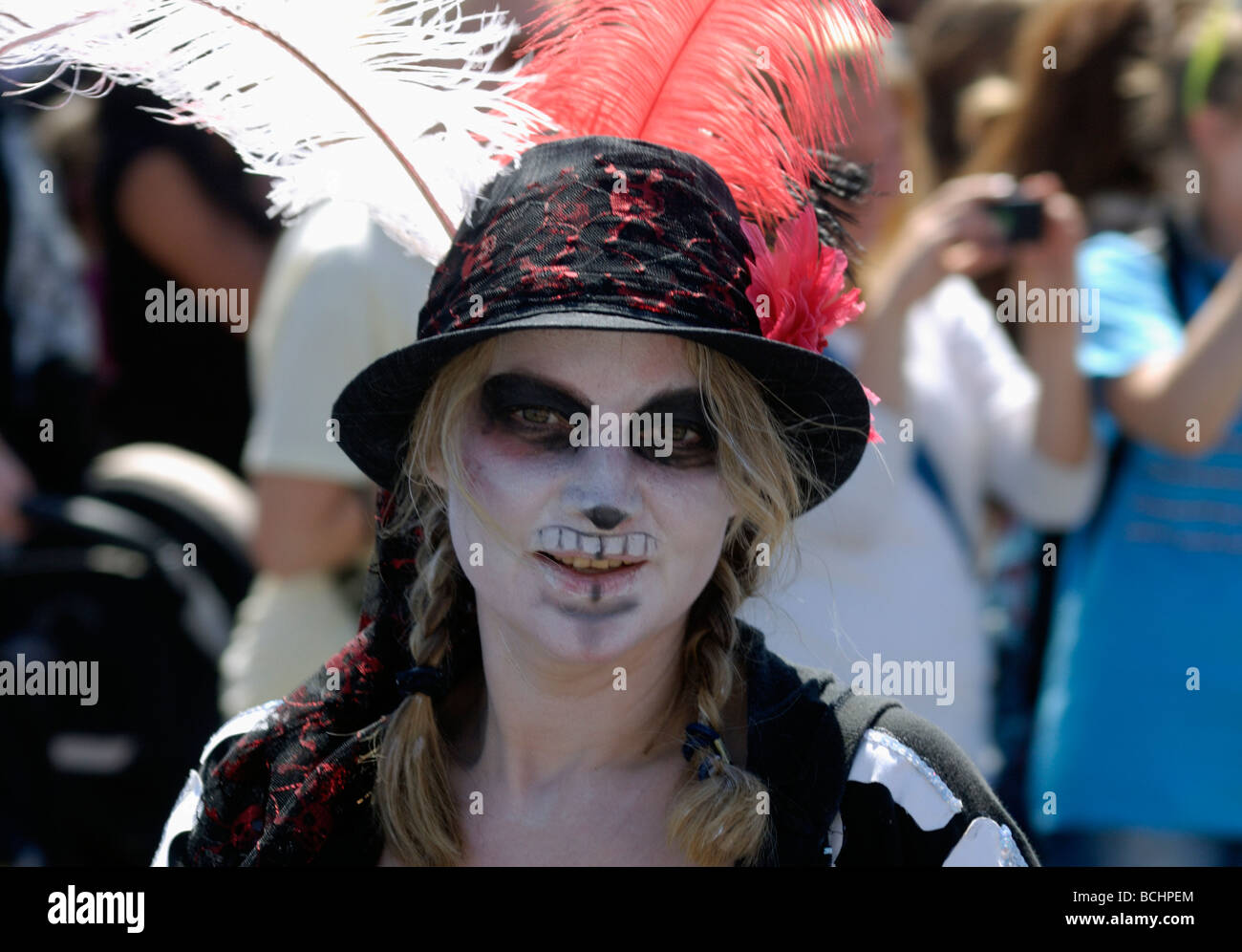 En fille goth facepaint la peinture pour le visage et le chapeau à plumes street parade Banque D'Images
