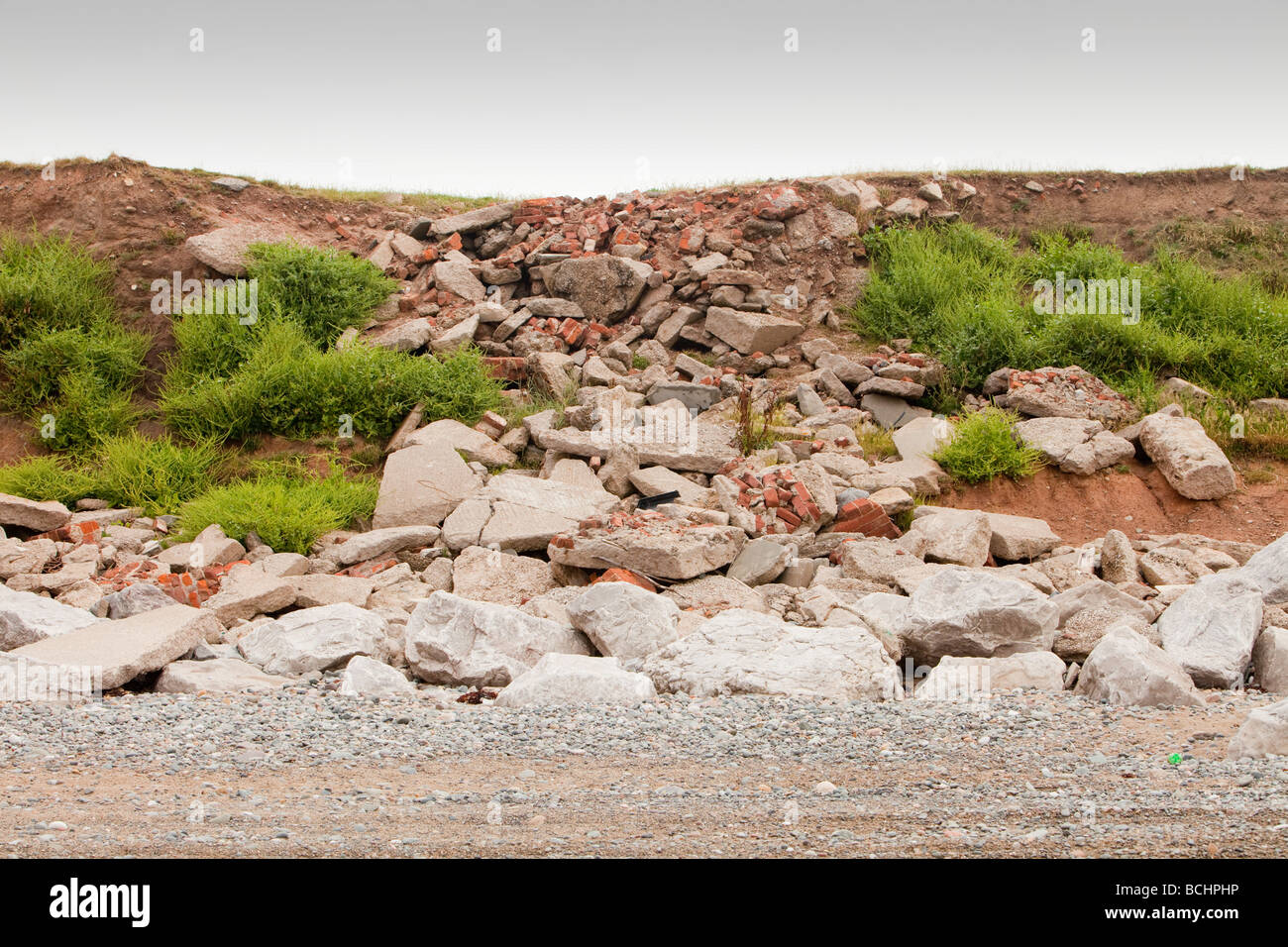 De grosses pierres placées sur la rive de la côte ouest de l'île de Walney UK pour empêcher l'érosion côtière Banque D'Images