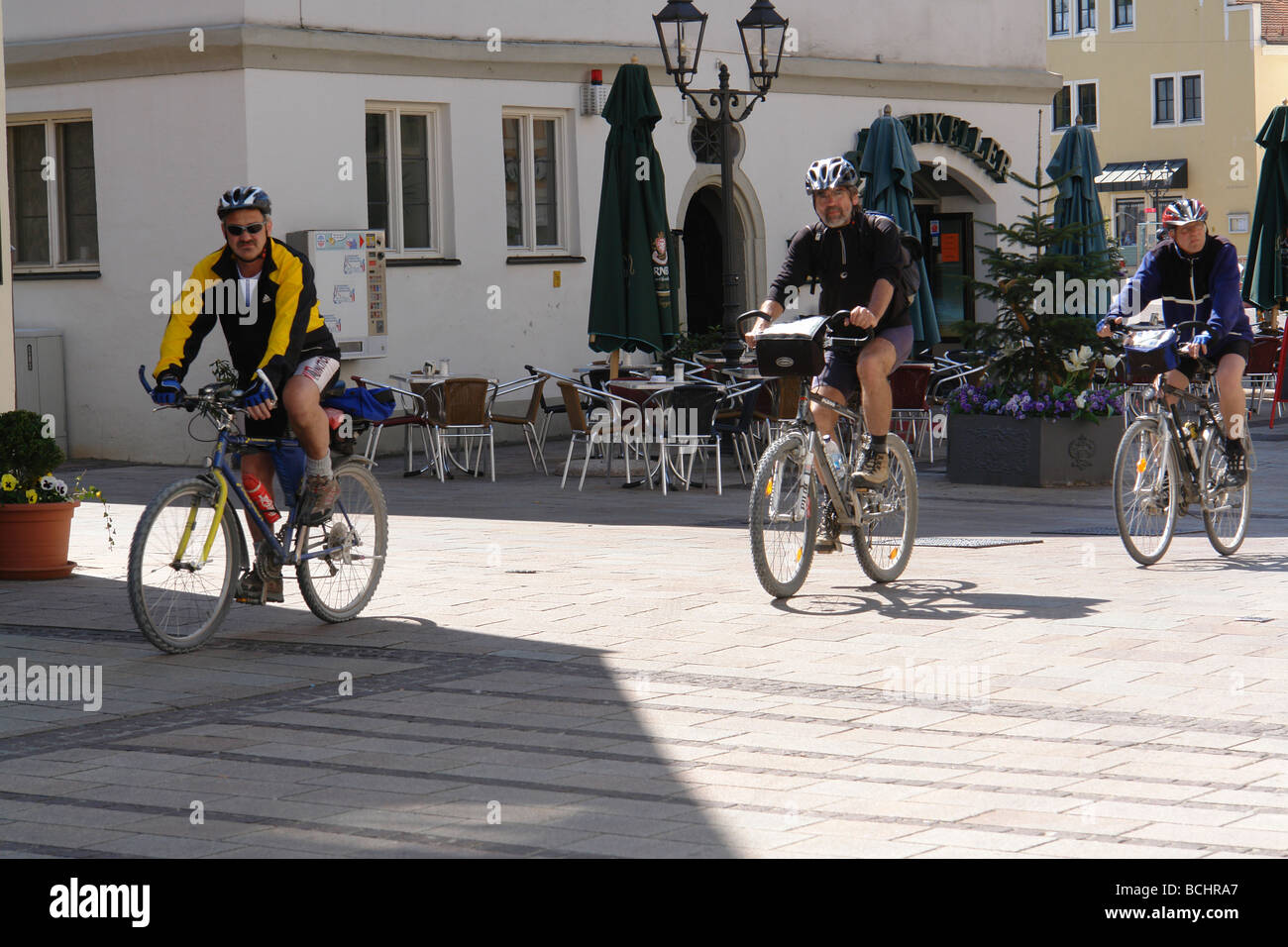 Les cyclistes le long de Donauworth Donauradweg en Bavière La Route Romantique Allemagne Mai 07 Banque D'Images