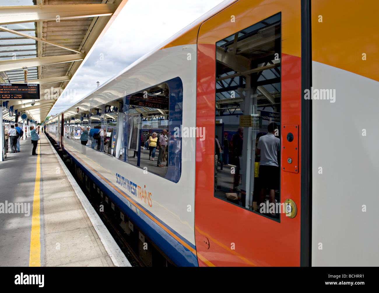 South West Trains Voitures de chemins de fer à la gare de Weymouth, Angleterre, Royaume-Uni. Banque D'Images