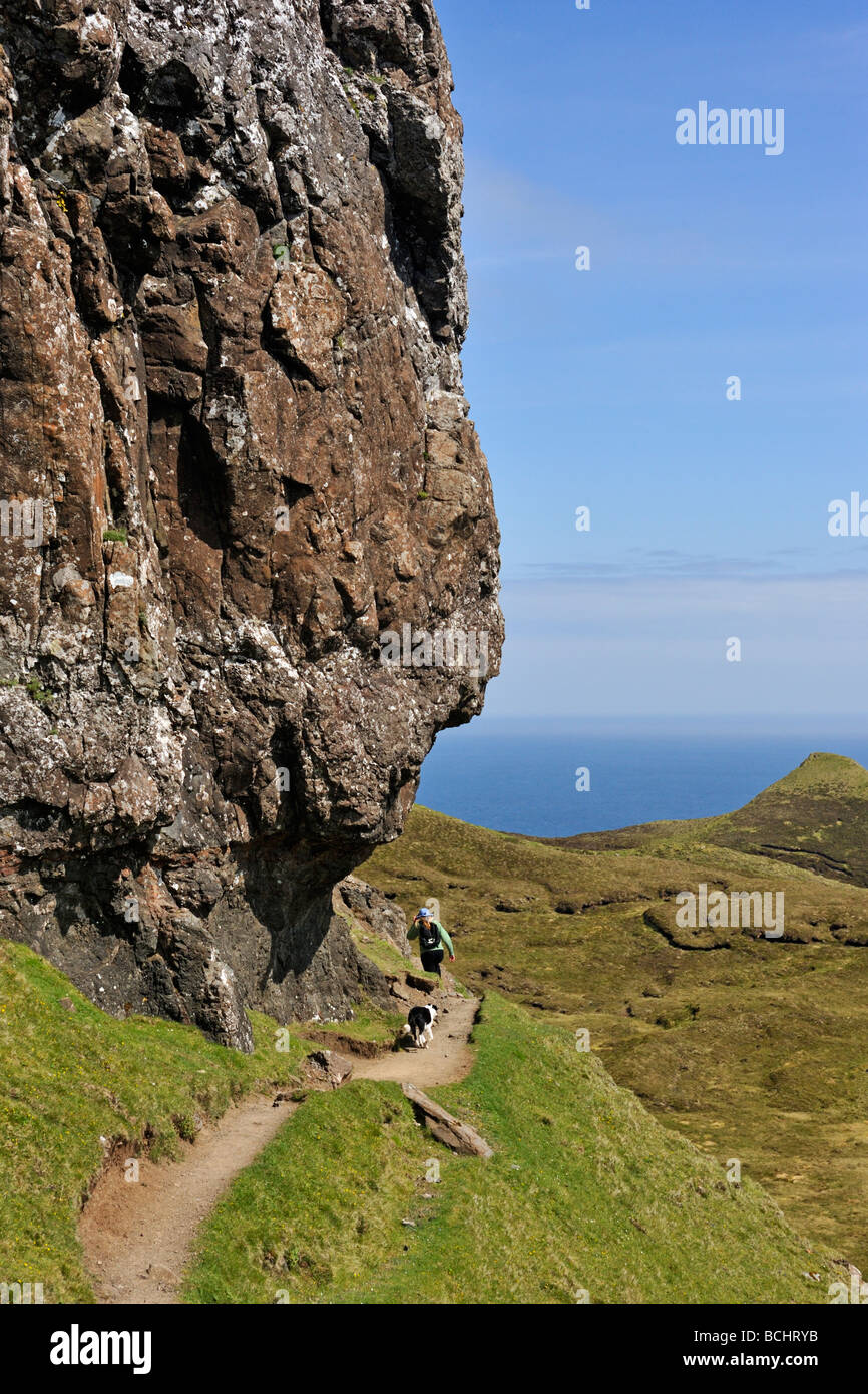 Walker avec chien. Le Quiraing. Trotternish, île de Skye, Hébrides intérieures, Ecosse, Royaume-Uni, Europe. Banque D'Images