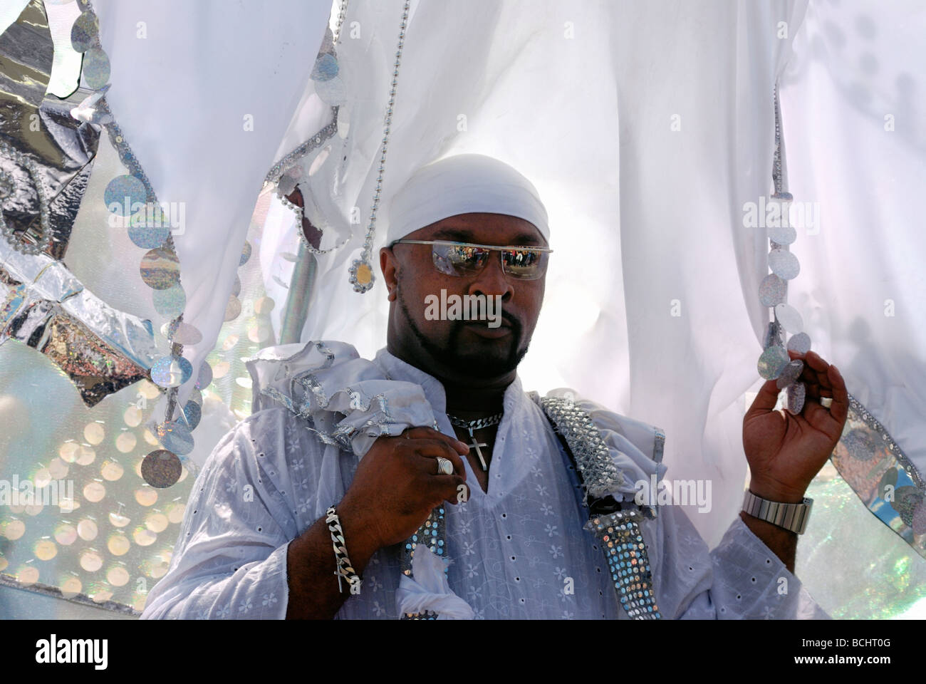 Homme noir vêtu de blanc et argent à Brighton Festival Banque D'Images