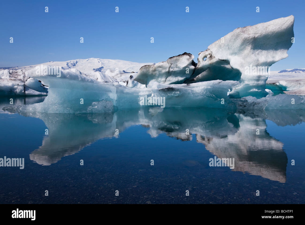 Un iceberg glaciaire et son reflet symétrique flottant sur l'Iceberg Lagoon Islande Jokulsarlon Banque D'Images