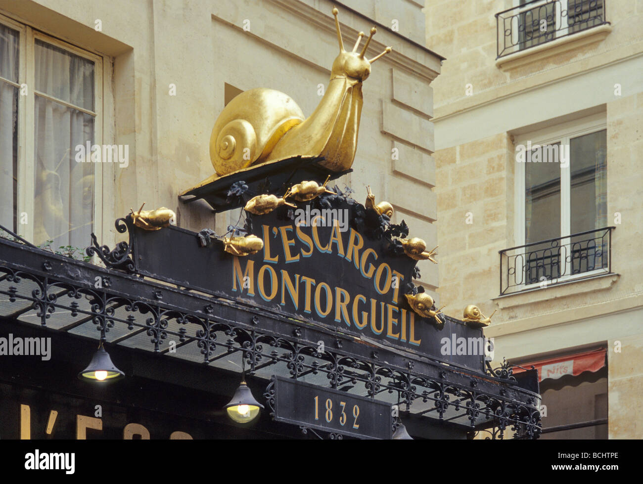 Escargot géant à l'Escargot Montorgueil restaurant sign au 45 rue Montorgueil dans quartier des Halles à Paris France Banque D'Images