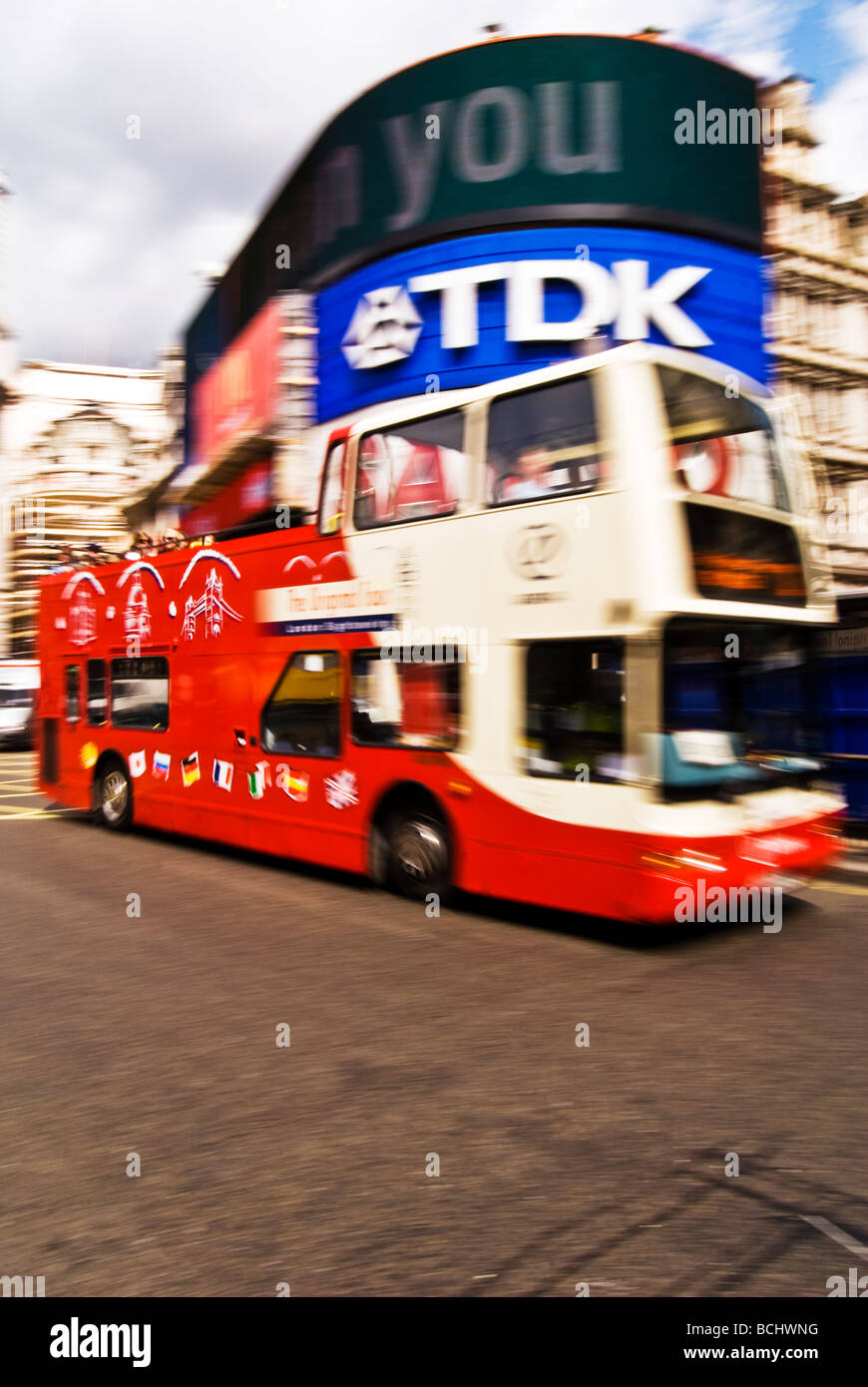 Open top double decker bus se déplaçant par Piccadilly Circus, London, England, UK Banque D'Images